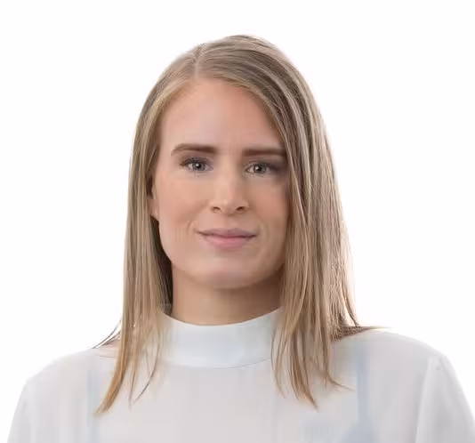 Portrett av kvinne mot hvit bakgrunn