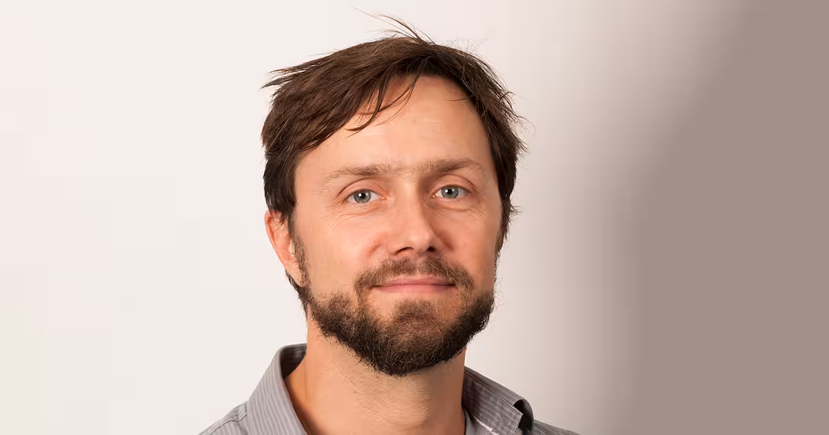 Portrett av mann mot hvit bakgrunn