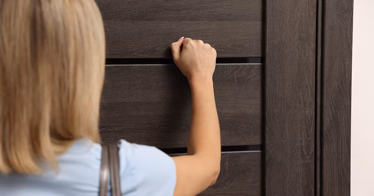 Kvinne som banker på dør. Foto: Adobe Stock
