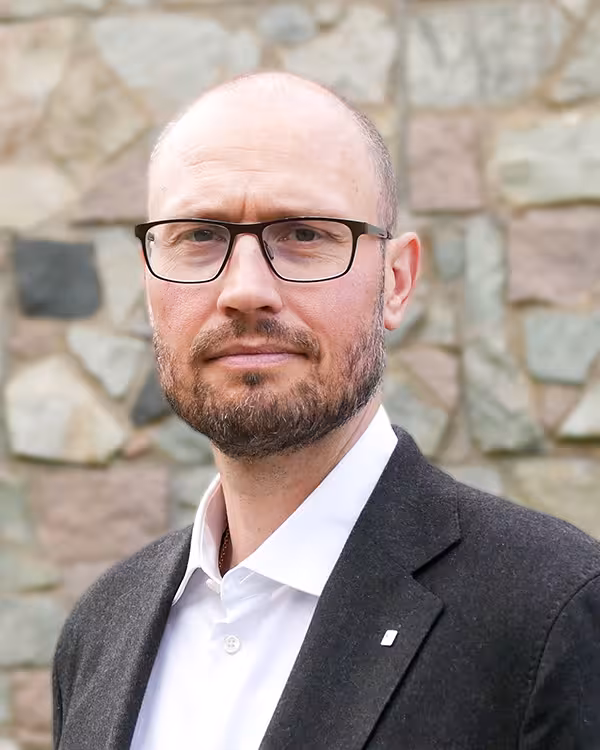 Bilde av president i Psykologforeningen, Håkon Kongsrud Skard, foran murvegg.