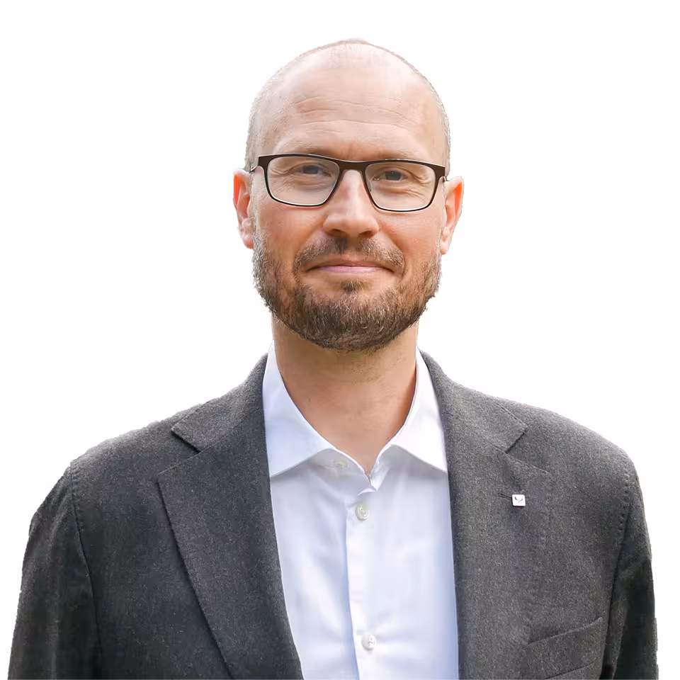 Skallet mann med skjegg og briller
