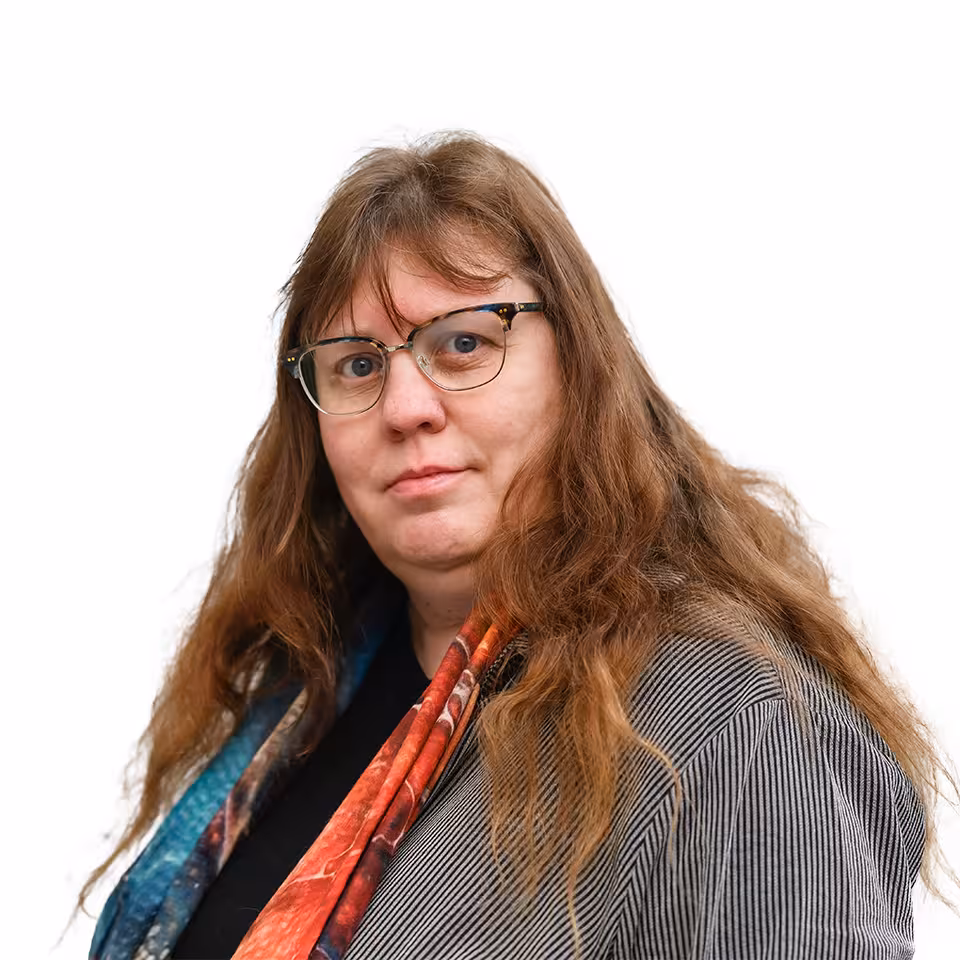 Kvinne med langt hår og briller