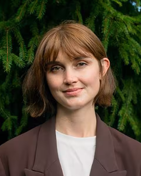 Ung kvinne med langt hår