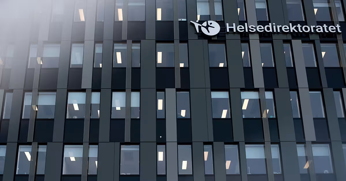 Utsnitt av utsiden til et svart og grått bygg som det står "Helsedirektoratet" på