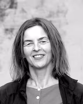 Kvinne med langt mørkt hår