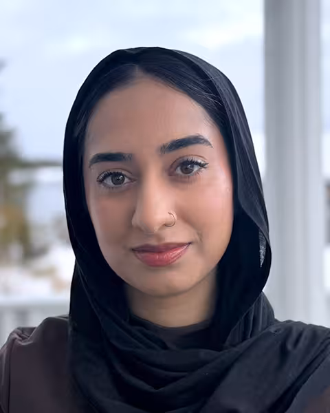 Ung smilende kvinne med hijab