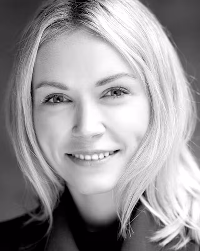 Ung kvinne med blondt, skulderlangt hår