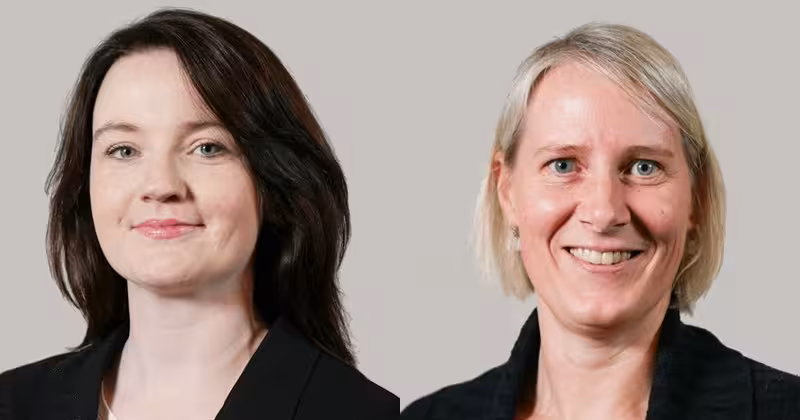 Én kvinne med mørkt hår og en kvinne med blondt hår mot en grå bakgrunn