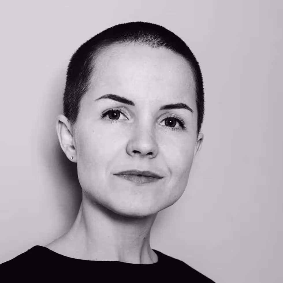 Fotgrafi av eldre kvinne med skulderlangt hår
